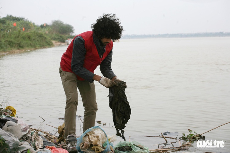 American joins Vietnamese volunteers to clean up trash on Kitchen Gods’ Day