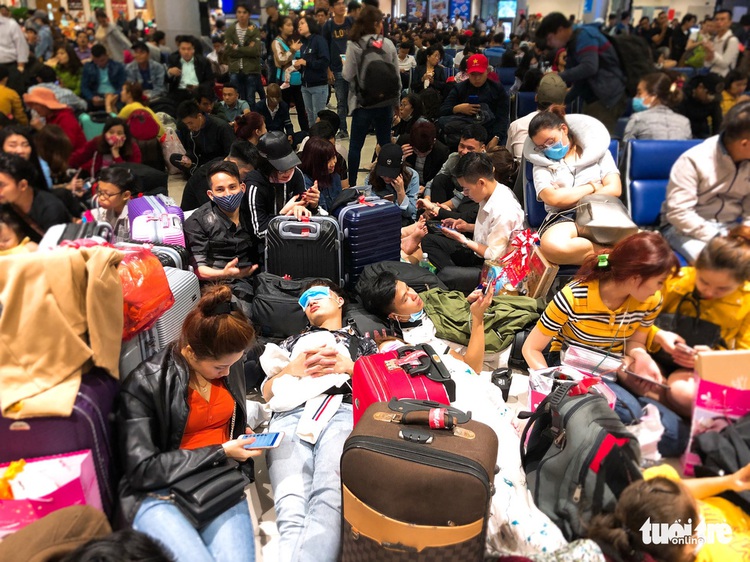Multiple delayed Tet flights leave thousands stranded at Tan Son Nhat