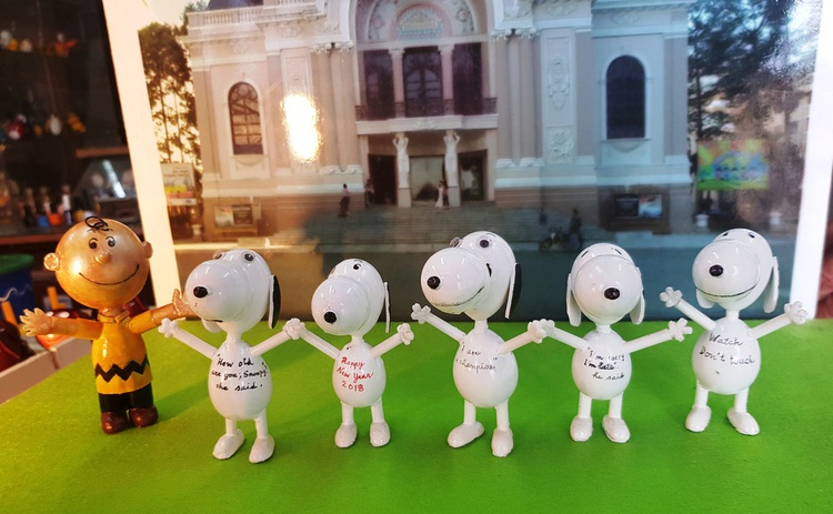 Retired Vietnamese teacher marks Year of Dog with eggshell figurines