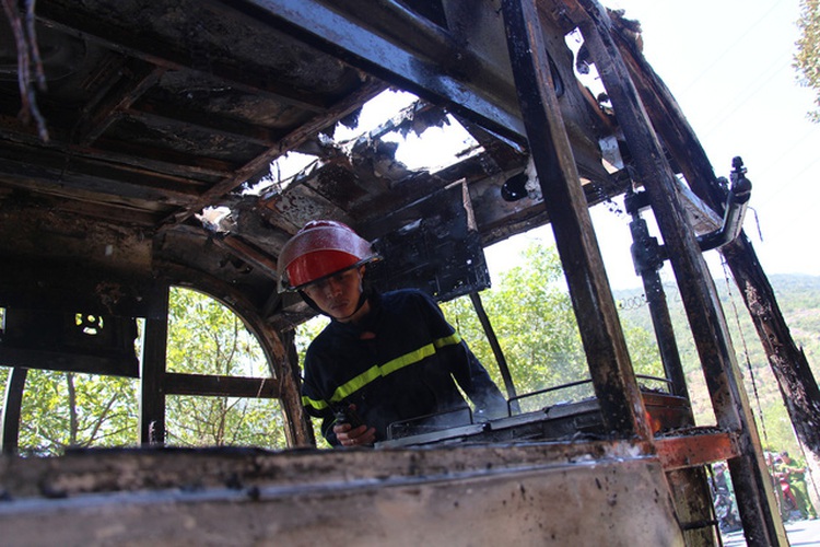 Passenger bus carrying 29 foreigners burns down in central Vietnam