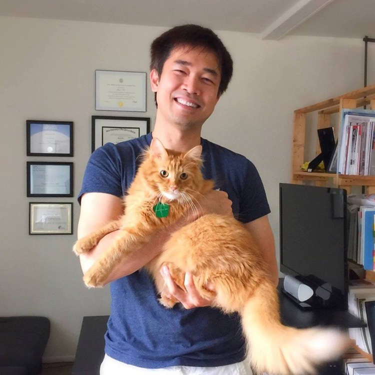 Vietnamese-American doctor runs site providing English courses, medical knowledge