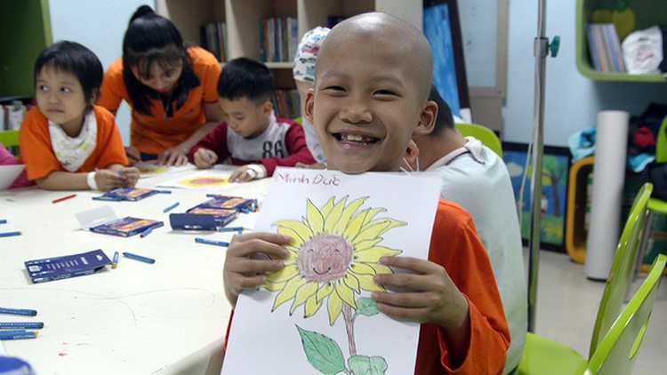​In Vietnam, doctors give free haircuts to cancer patients
