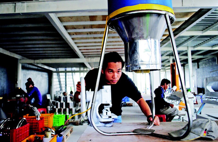 Young Vietnamese creates feeding machine for Vietnam’s export staple