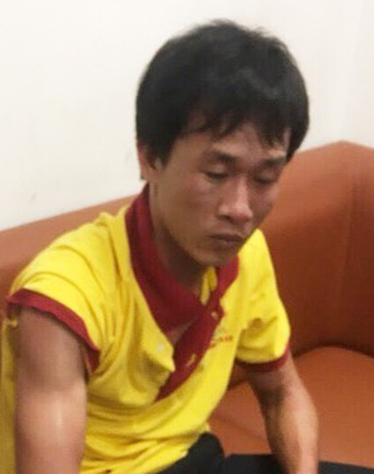 Cabbie threatens airport security guard with knife in central Vietnam