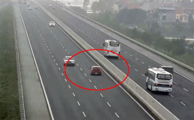 Woman filmed scolding road user after pulling illegal U-turn in Hanoi