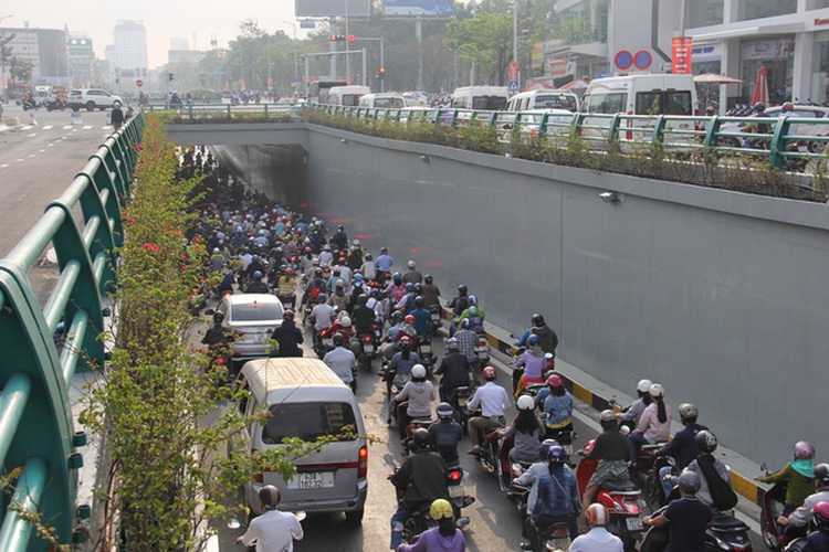 Da Nang underpass, built to welcome 2017 APEC week, inundated with unknown cause