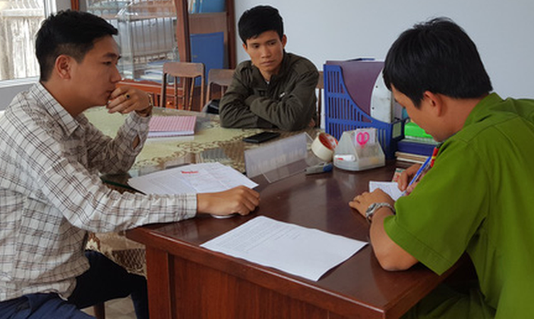 Reporter threatened with knife in Vietnam