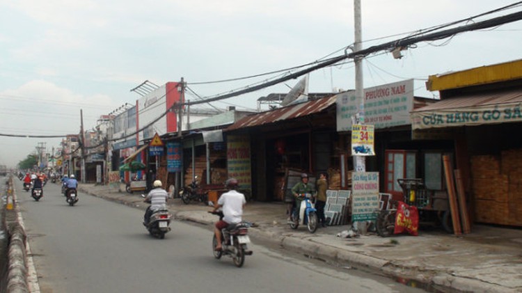 Private buildings encroach on Vietnamese national roads