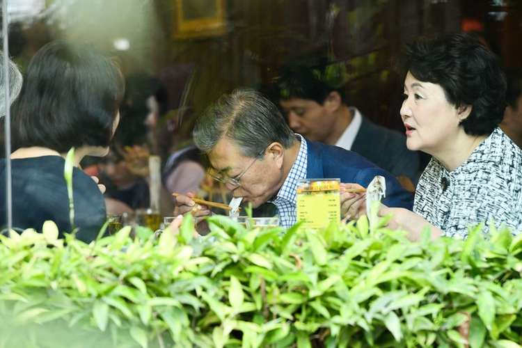 South Korean President tastes pho before wrapping up Vietnam visit