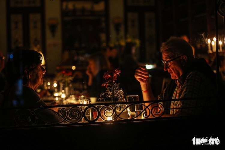​Hanoi, Ho Chi Minh City youths partake in Earth Hour campaign