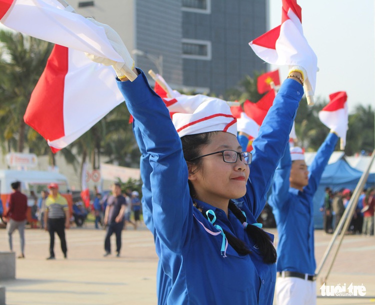 1,300 students perform synchronized semaphore dancing in Da Nang