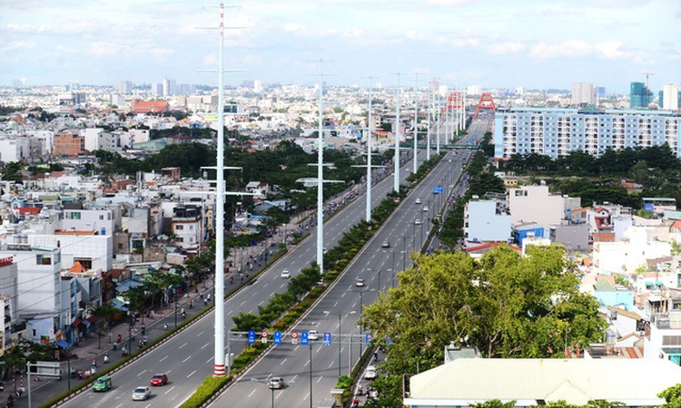 Restrooms, footbridges a rare sight along Saigon’s multibillion-dollar roads
