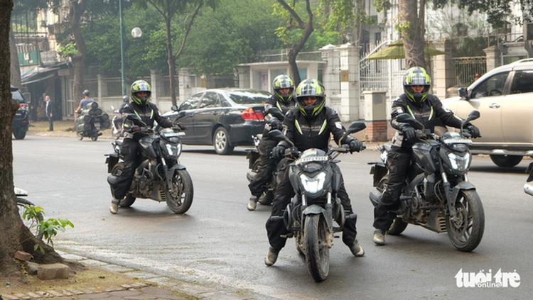 Female Indian bikers crossing many national borders arrive in Vietnam