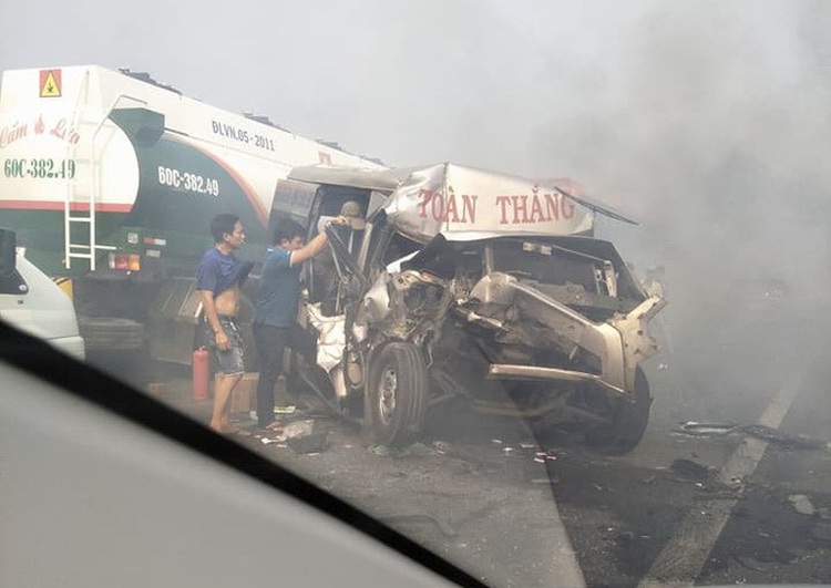 Smoke blankets Vietnamese highway, causing multiple piles-up and injuries