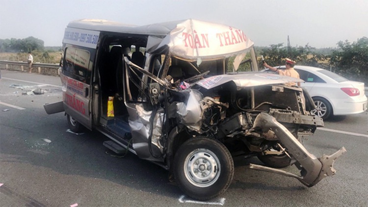 ​No death in multiple crashes on highway shrouded with grass-burning smoke in southern Vietnam