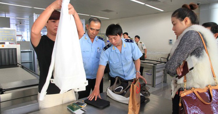 ‘Rotten apples’ exist among Vietnam’s customs officers: deputy chief