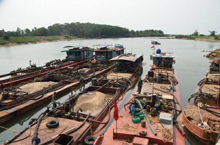 Nine ships caught illicitly exploiting sand in northern Vietnamese province