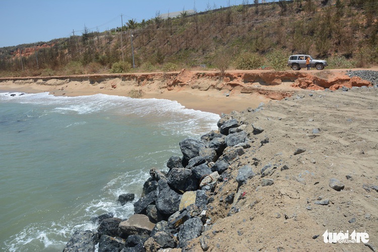 Vietnamese coastal dirt road severely eroded