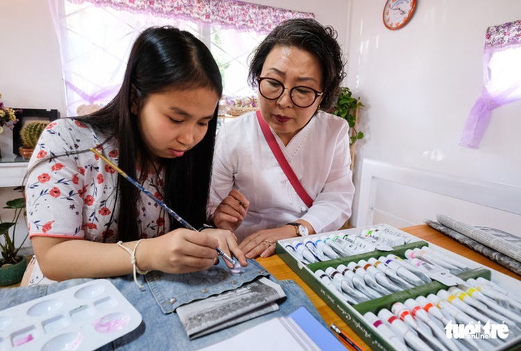 Vietnamese school runs stall of handicraft made by deaf students