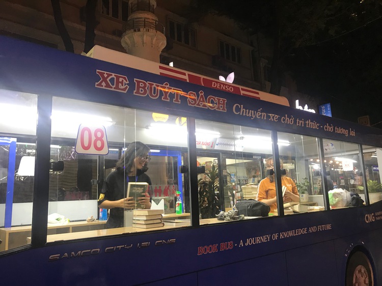 ​Book Bus to stop on Saigon’s Book Street in celebration of Vietnam Book Day
