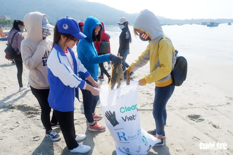 Vietnamese students swap garbage for plants, recycled plastic on Earth Day