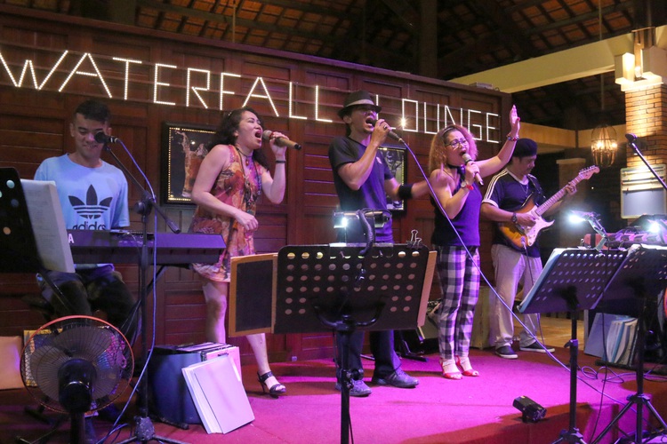 Filipino singers in Vietnam – P3: The whole singing family