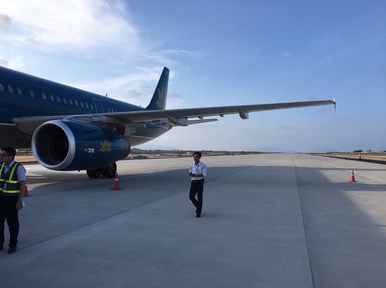 Vietnam Airlines flight lands on under-construction runway