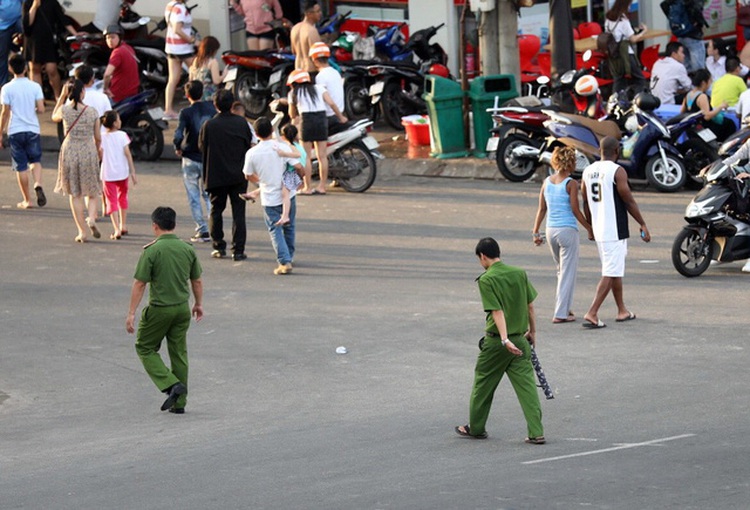 Parking lot employees attack tourist in southern Vietnam
