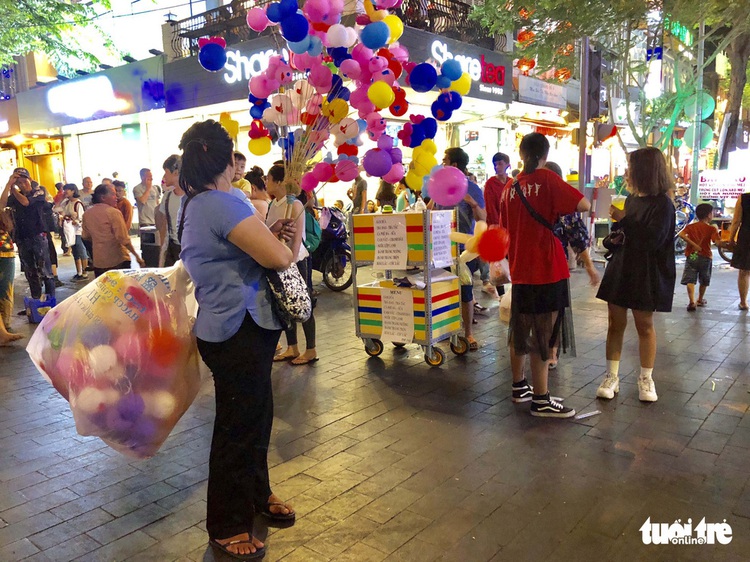 Saigon pedestrian street loses charm over illegal street vendors