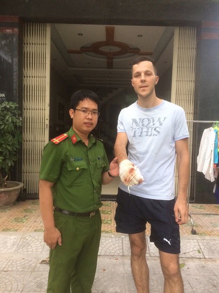 Foreigners lauded for saving children trapped in burning motel in Da Nang