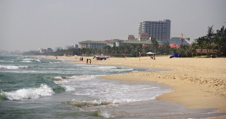 Da Nang to reclaim public beach access for local residents