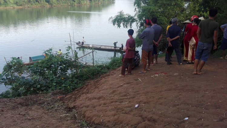 Vietnamese schoolgirl supposedly commits suicide over poor exam results