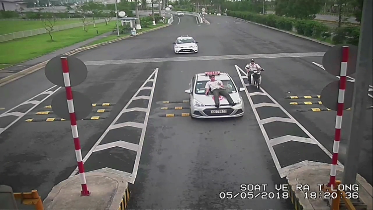 Taxi driver held for hitting, carrying Hanoi airport security guard on bonnet
