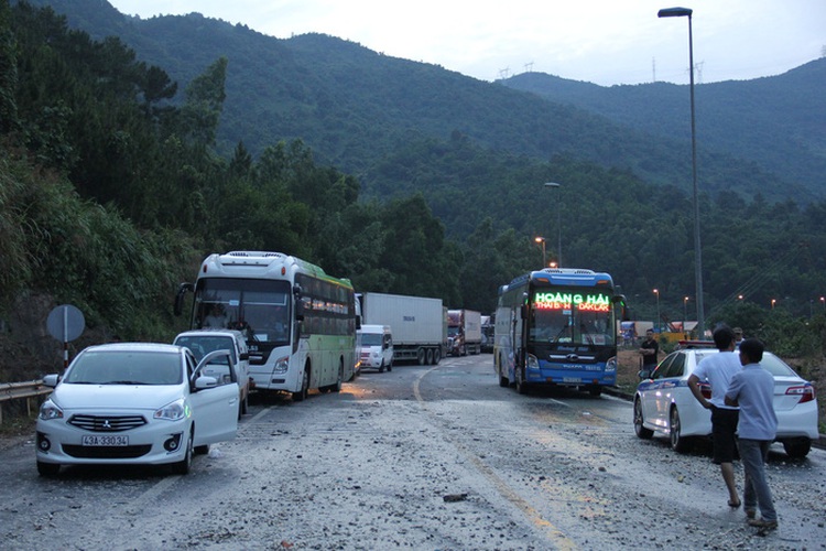 Three wounded in pile-up at entrance to Hai Van Tunnel in central Vietnam