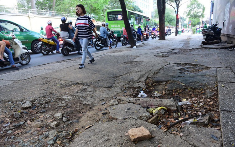 Saigon sidewalks disfigured under weight of motorcycles