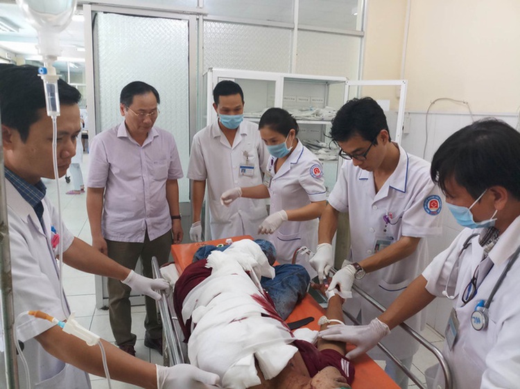 At least three killed as passenger bus crashes into mountainside in Vietnam