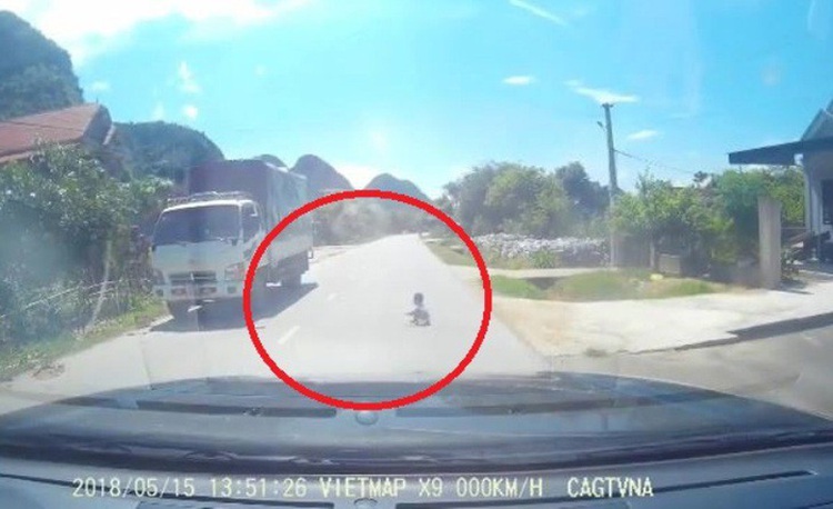 Vietnamese baby filmed crawling across highway as parents sleep