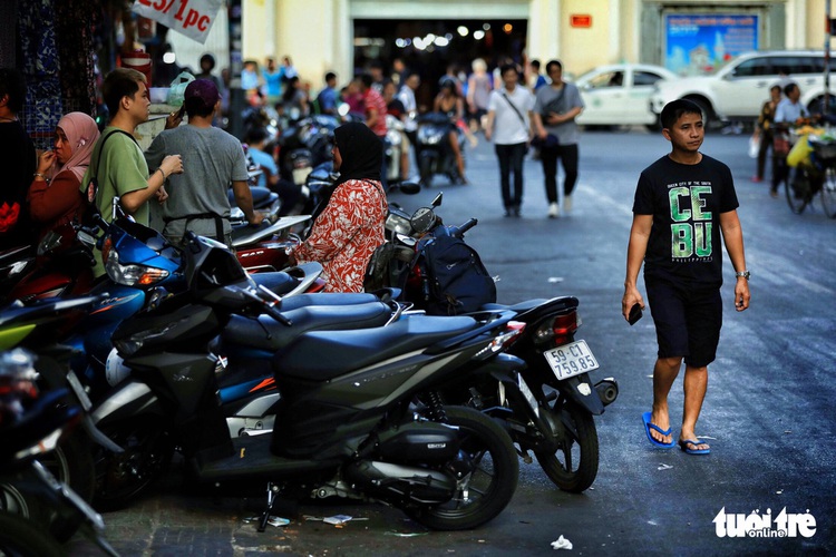 ​​Ho Chi Minh City walkways back under siege just months after Saigon’s sidewalk clearing crusade