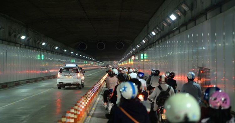 Commuters report health problems passing Saigon River Tunnel