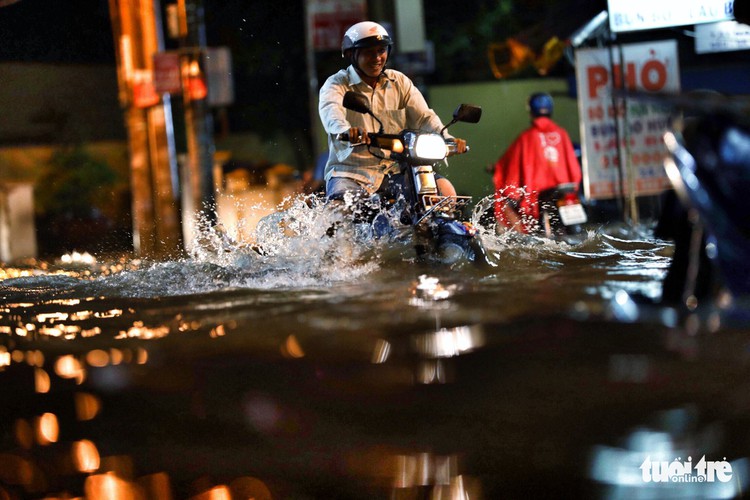 ​Prolonged downpour submerges Ho Chi Minh City