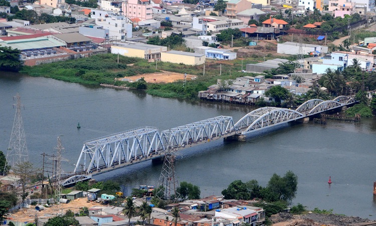 Developer to charge toll for boats traveling under railway bridge in Ho Chi Minh City