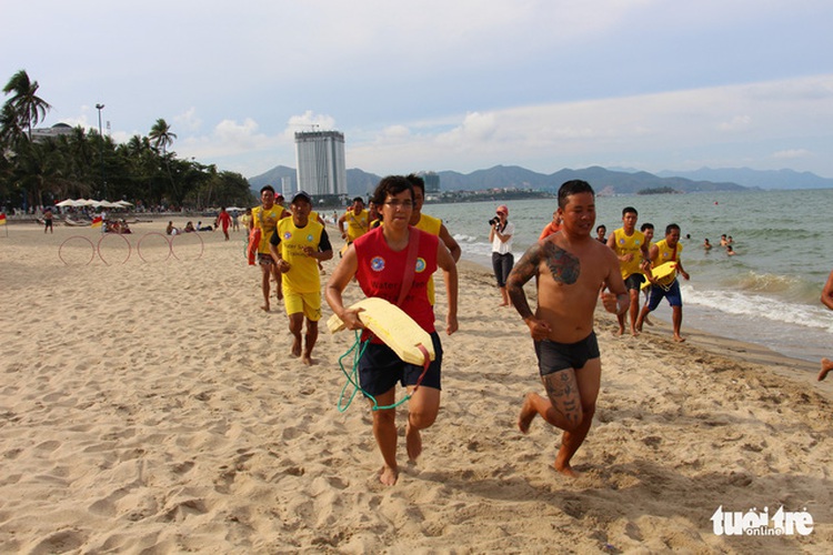 ​USNS Mercy crew, Vietnamese teams hold marine rescue drill in Nha Trang