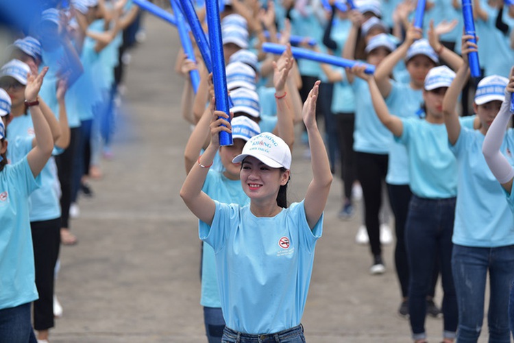 1,000 Vietnamese students spread no-smoking message through synchronized dancing in Da Nang