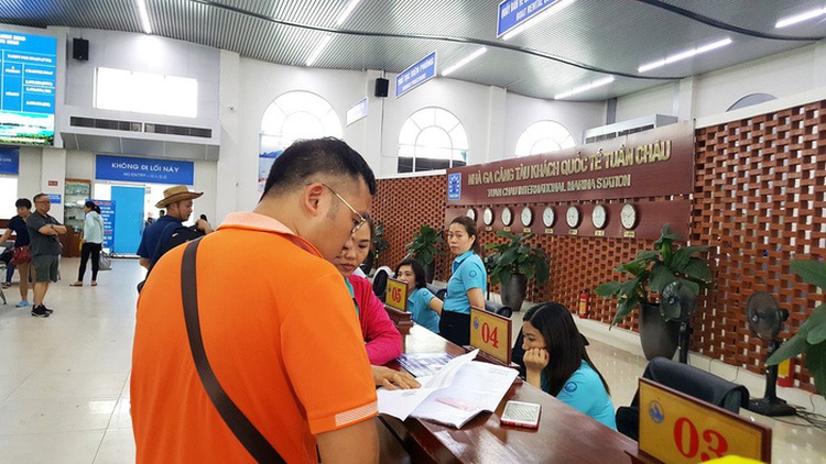 Travel firms worry high admission at Ha Long Bay harms competitiveness