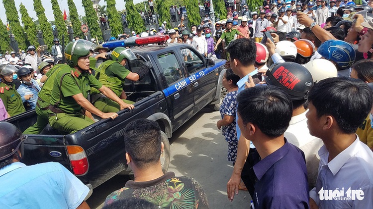 Vietnam police rescue woman held hostage by knife-wielding man, allegedly high on crystal meth