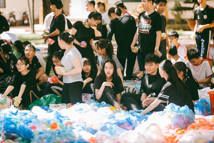 ​Vietnamese students celebrate end of school year with water fight