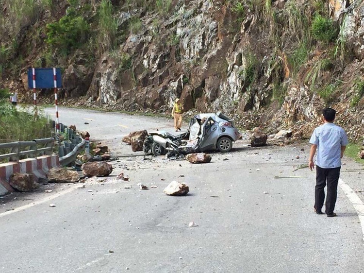 Falling rock crushes car, killing driver in northern Vietnam