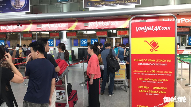 Passenger throws phone at Da Nang airport attendant after flight cancelation