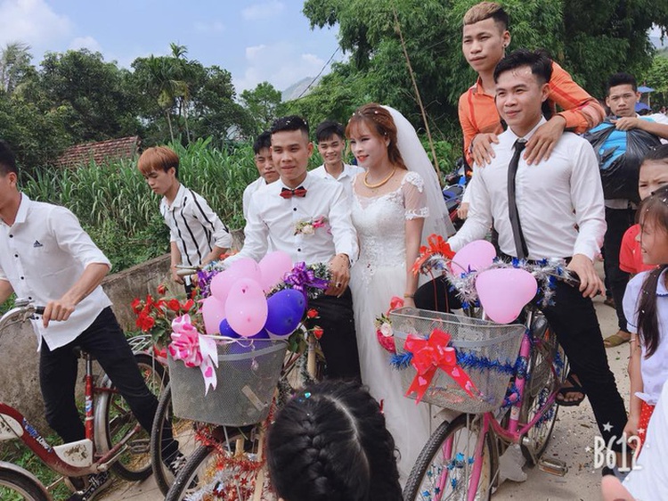 Bride, groom make wedding getaway on bicycle in rural Vietnam