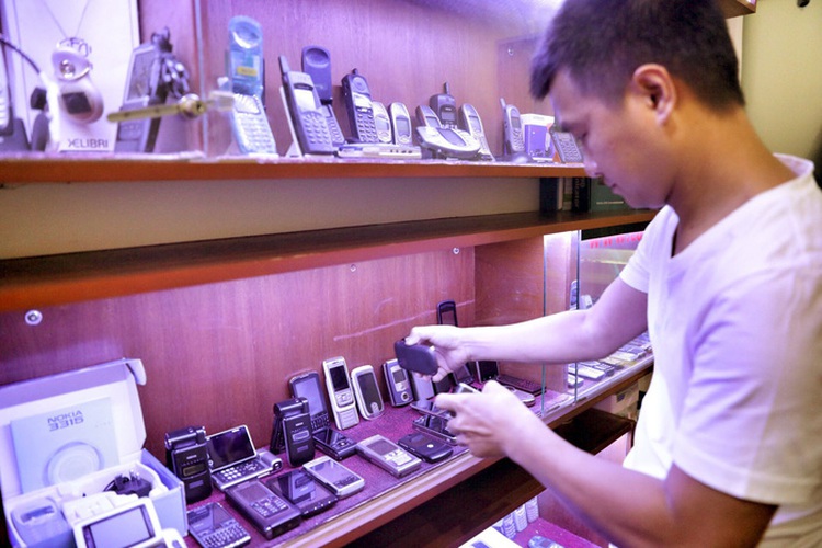 ‘Vintage’ phones a rising trend among consumers in Ho Chi Minh City